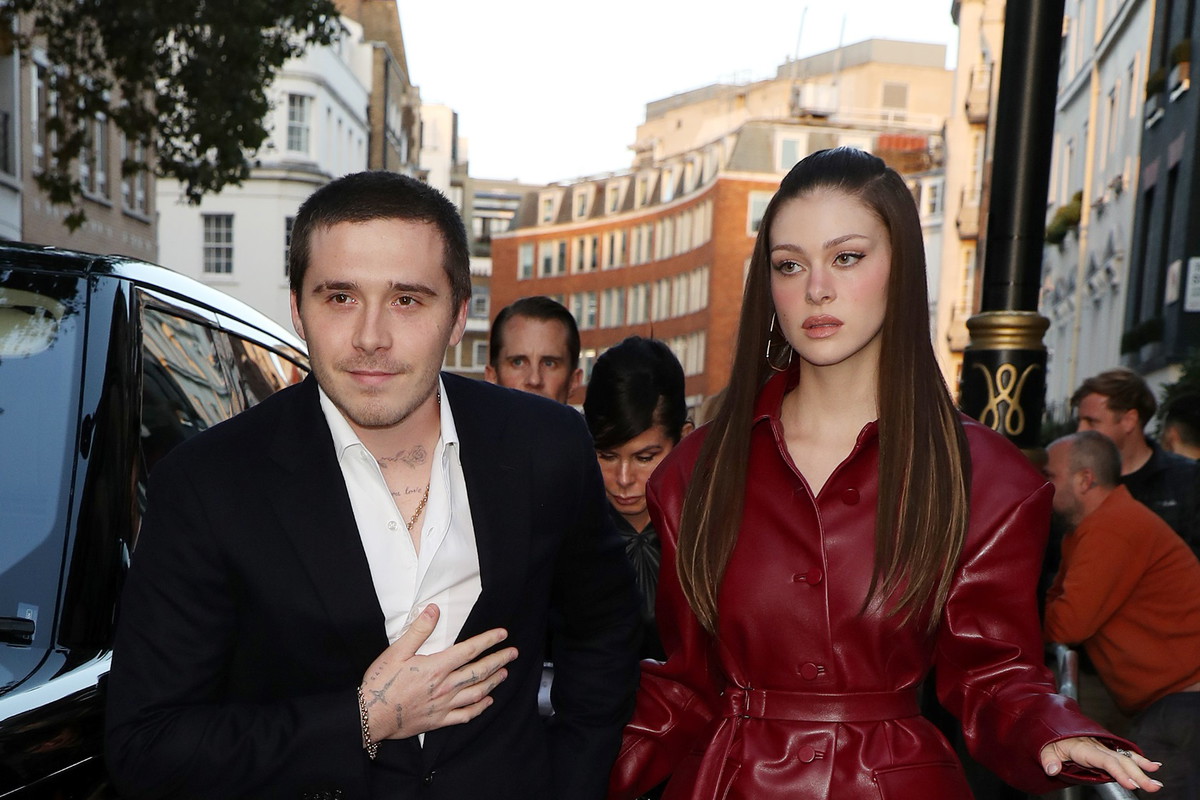 Nicola Peltz i Brooklyn Beckham kopiują Hailey i Justina Bieberów? Chyba zapragnęli, by ich zdjęcie też stało się wiralem