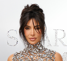 Modne paznokcie na zimę 2023: Frosted manicure w stylu Kim Kardashian