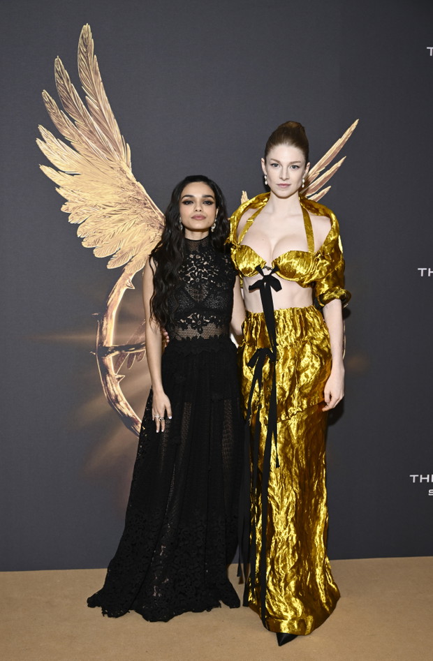 Hunter Schafer i Rachel Zegler na premierze filmu „Igrzyska śmierci: Ballada ptaków i węży”