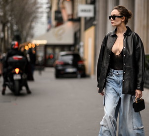 Jak Francuzki noszą jeansy wide leg? 4 stylizacyjne triki, by dodać codziennym stylizacjom paryskiego szyku