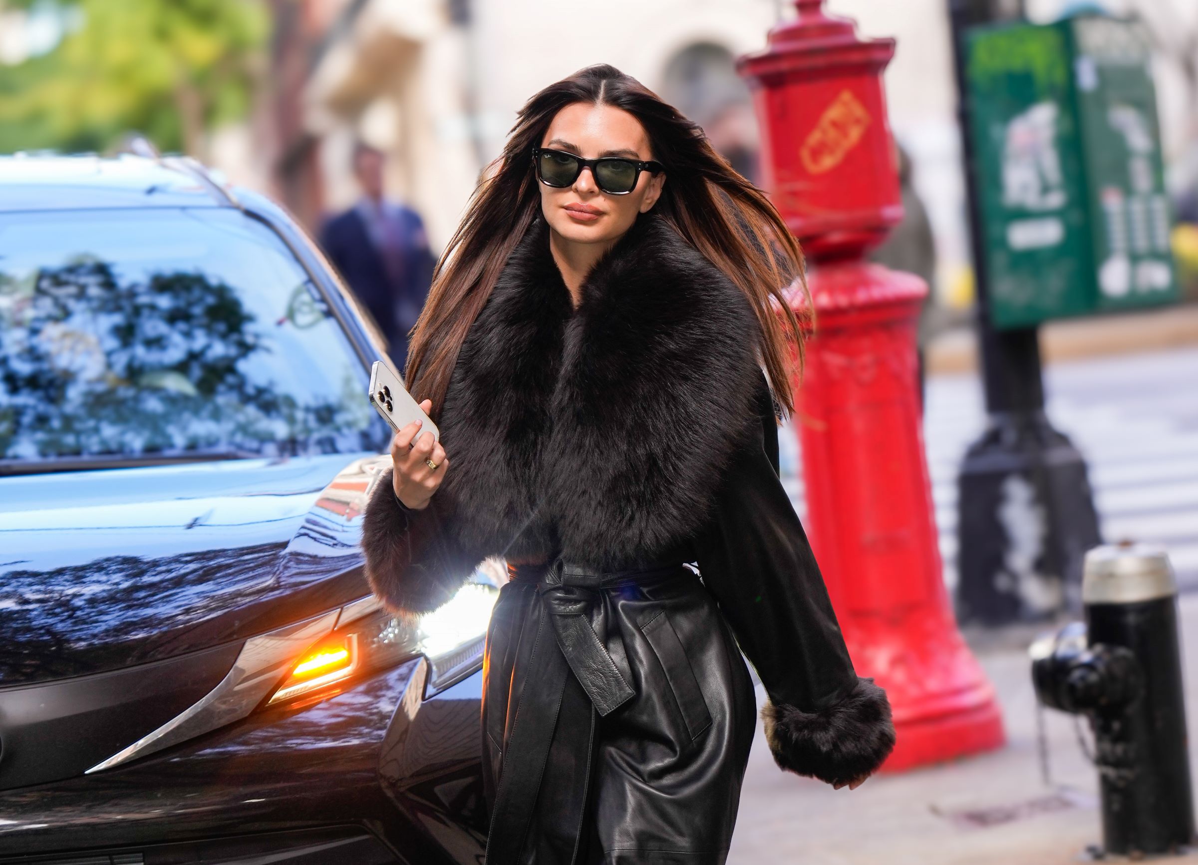 Wciąż można kupić kurtkę z Mango, którą w szafie ma Emily Ratajkowski. I to 23% taniej!