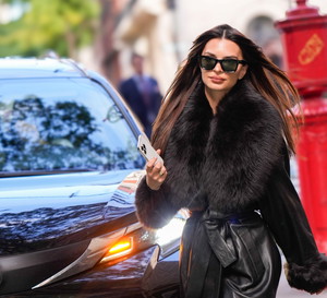 Wciąż można kupić kurtkę z Mango, którą w szafie ma Emily Ratajkowski. I to 23% taniej!