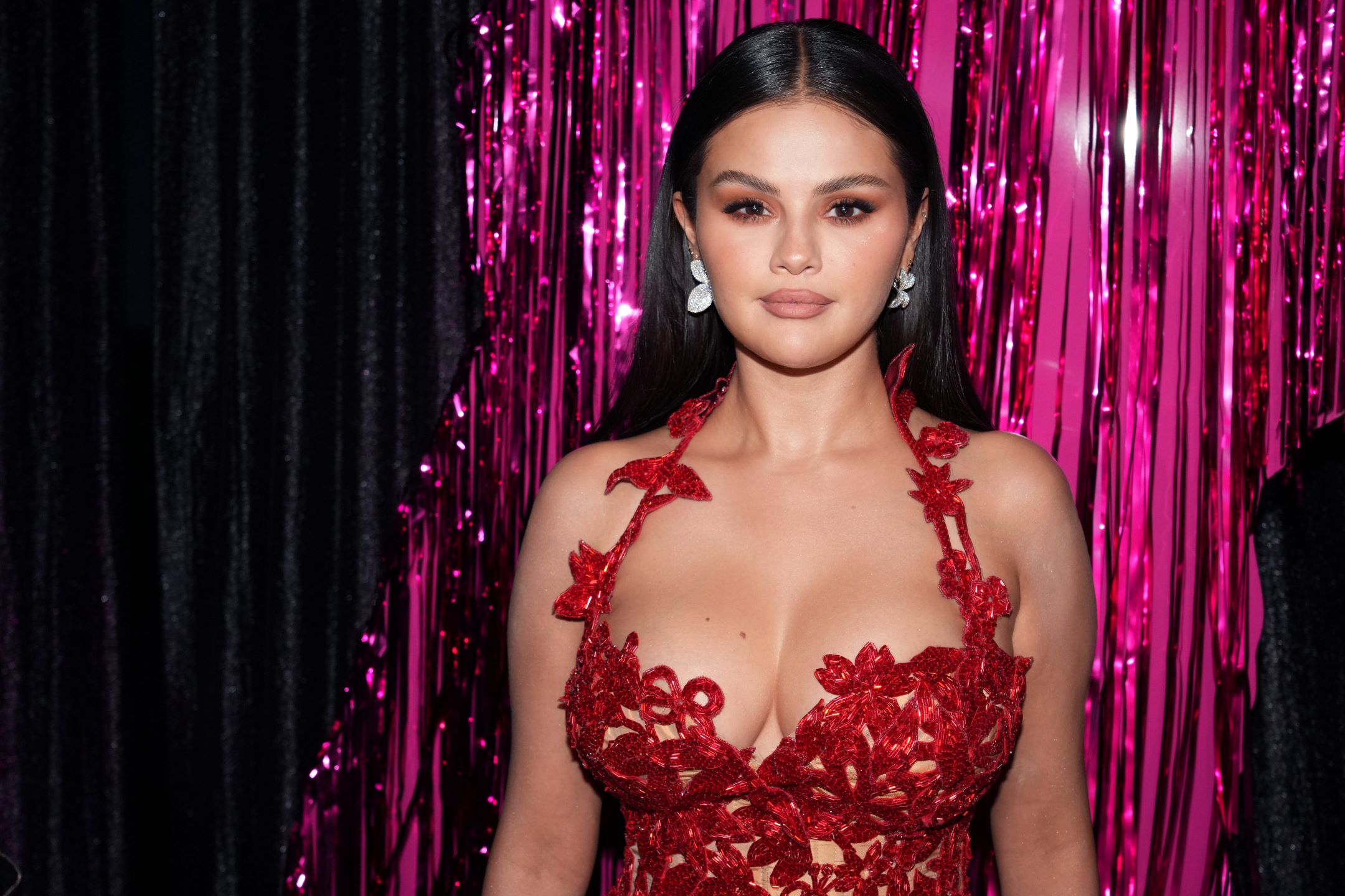 Red velvet make up sprawi, że czerwona szminka nabierze lekkości i nowoczesności. Trend pokochały Rosie Huntington-Whiteley i Selena Gomez