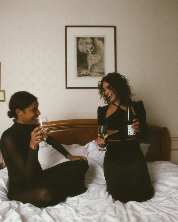 Undress Code na jesień-zimę 2023/2024. Paryska kampania z bohaterką niczym Carrie Bradshaw