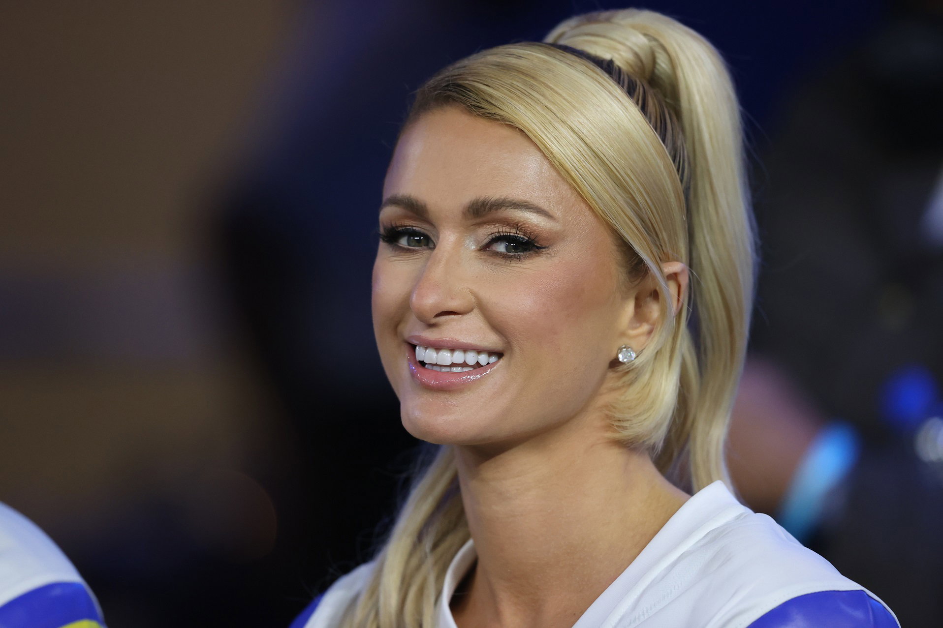 Skandynawski eyebrator uwalnia od cieni i worków pod oczami. „Jeśli masz opuchliznę, po prostu go użyj” – rekomenduje Paris Hilton