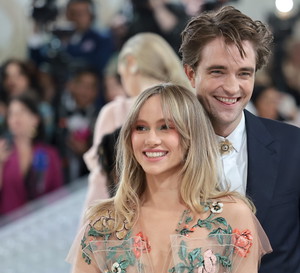 Suki Waterhouse i Robert Pattinson