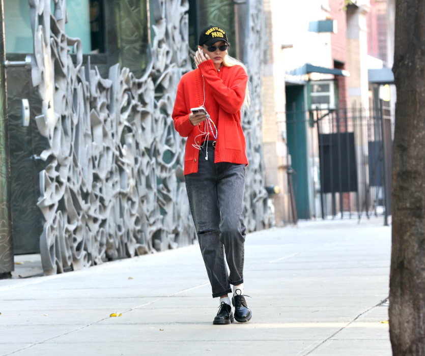 Modne jeansy 2024? Puddle pants i 3 inne modele, jakie już noszą gwiazdy: Sophie Turner, Gigi i Bella Hadid