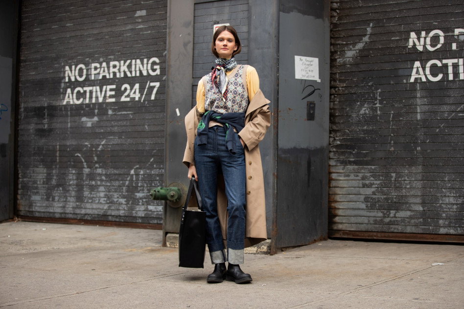 W tych jeansach w 2024 chodzić będą wszyscy. Prosty trik sprawi, że spodnie, które już masz, zamienisz w najmodniejszy model