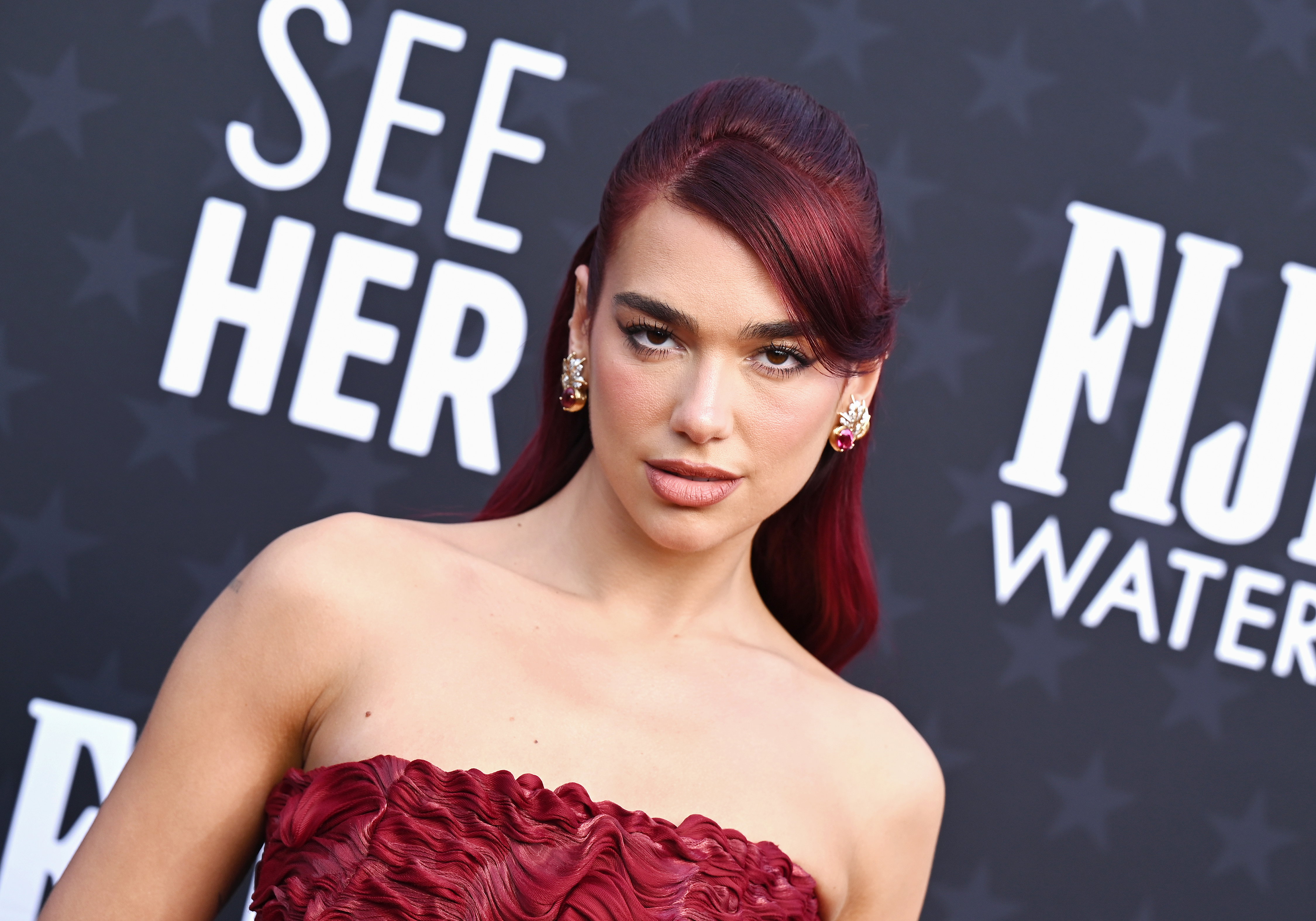 Modne paznokcie 2024: Dua Lipa i cherry cola nails