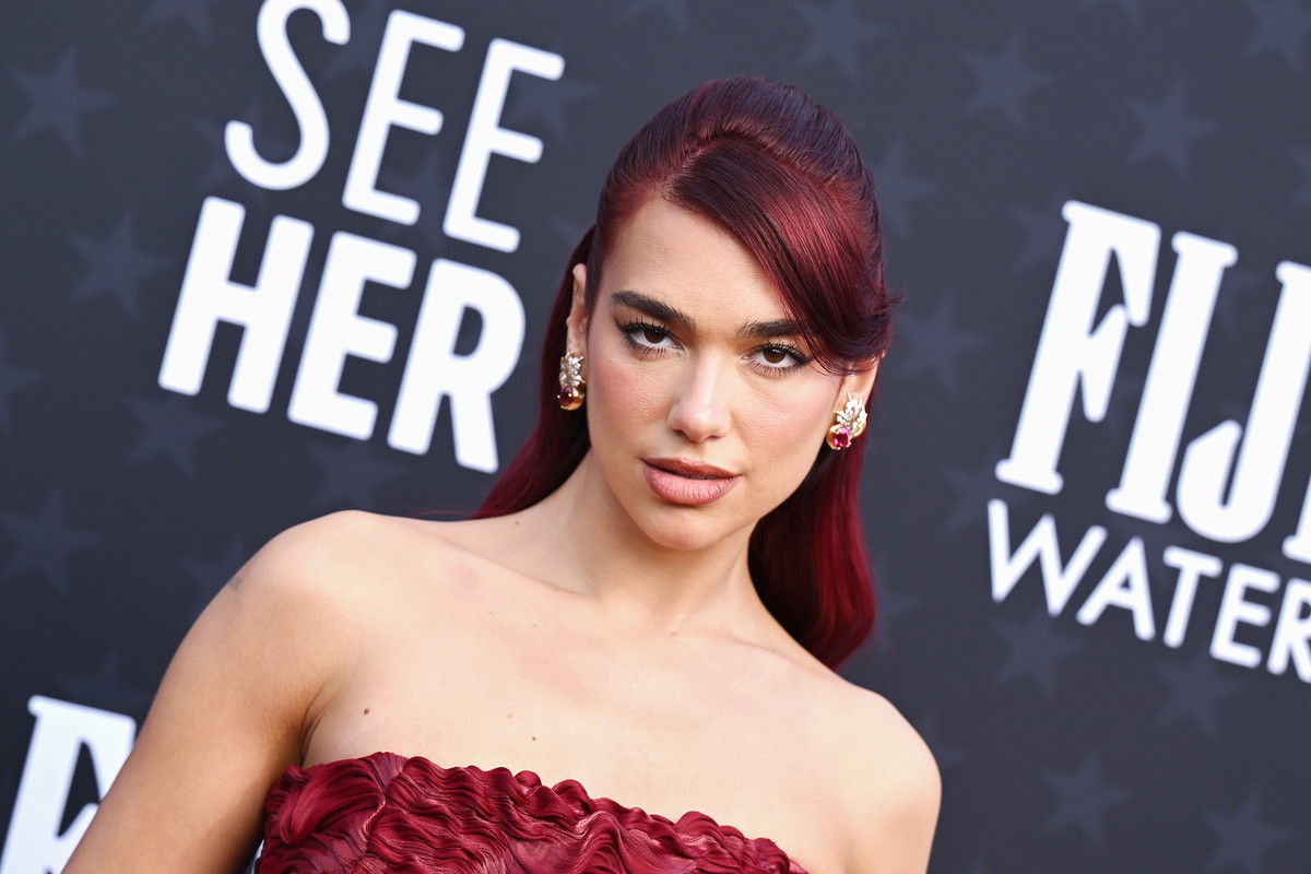 Modne paznokcie 2024: Dua Lipa i cherry cola nails