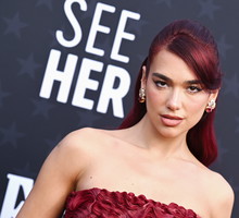 Modne paznokcie 2024: Dua Lipa i cherry cola nails