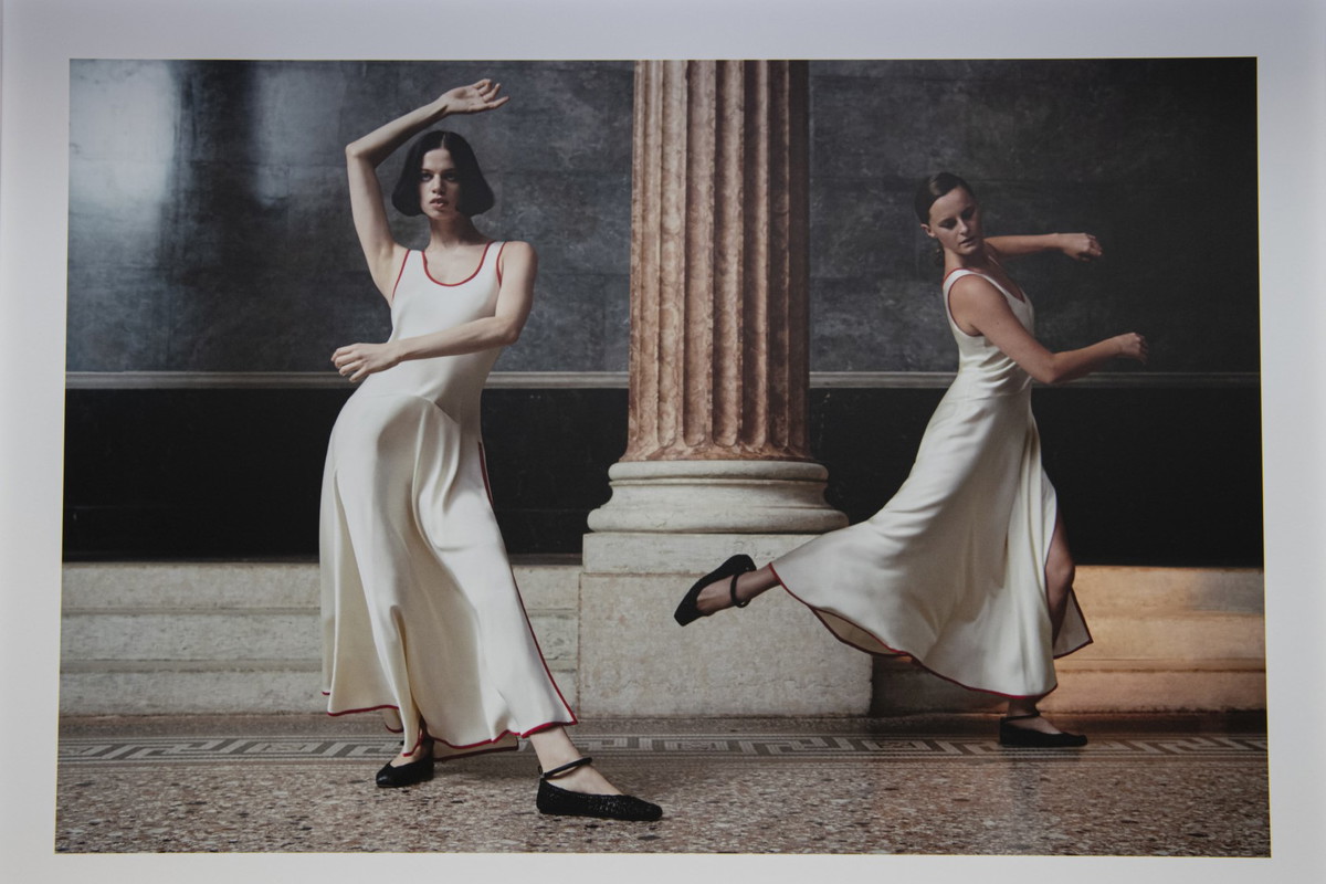Balletcore. To właśnie ta estetyka zdominuje 2024 rok. Szykujcie się na powrót spódnicy Carrie Bradshaw i najwygodniejszych butów wszech czasów