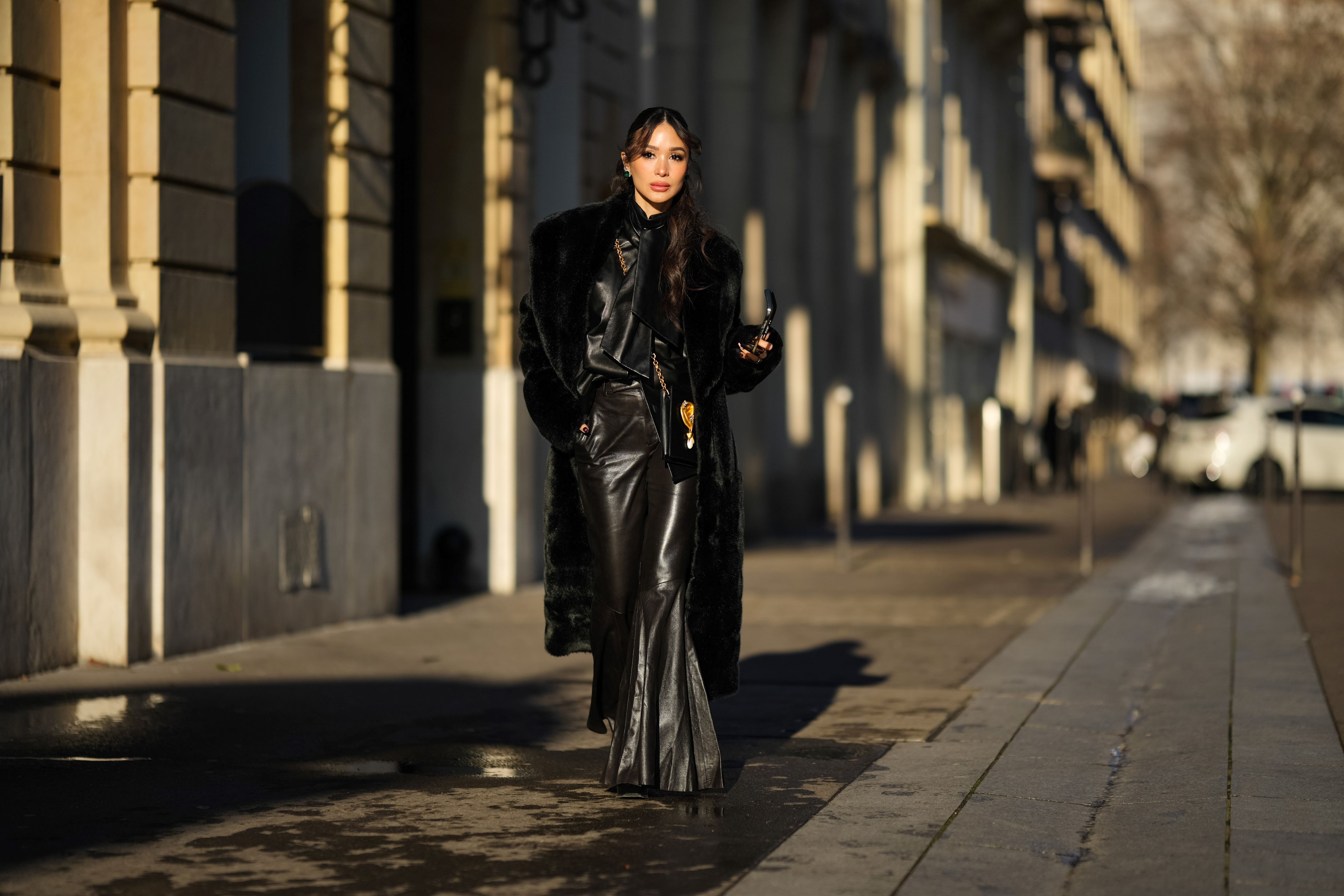 Mob-Wife Style to zdecydowana odpowiedź TikToka na quiet luxury. Najbardziej kontrowersyjny trend tej zimy pokochała Dua Lipa