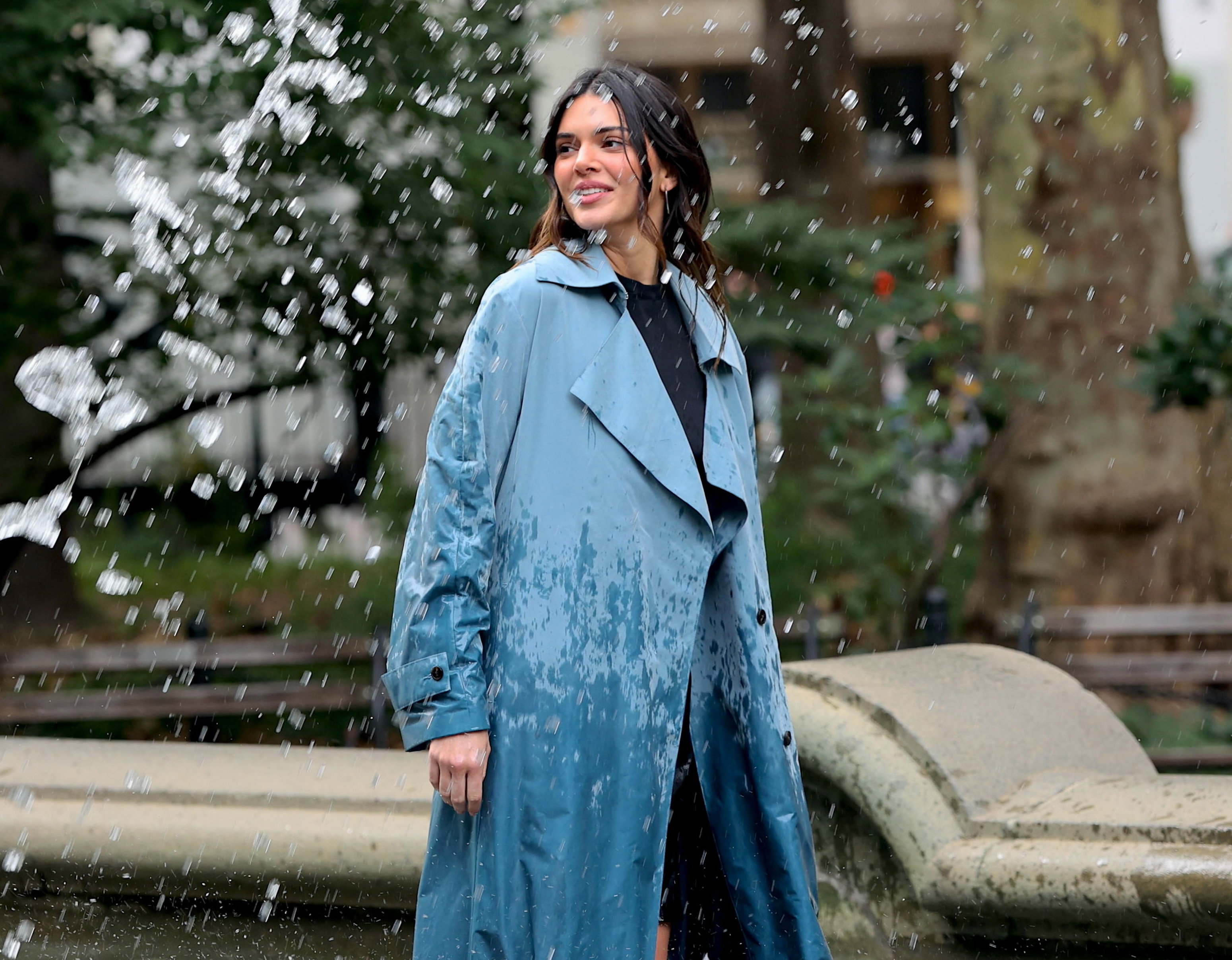 Kendall Jenner udowadnia, że wystarczy torebka w tym kolorze, by nawet w jeansach i T-shircie wyglądać modnie