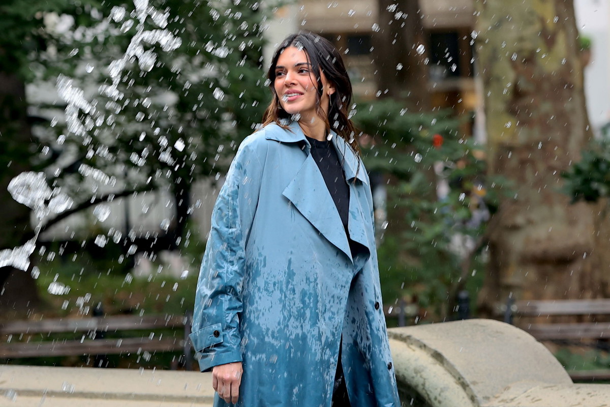 Kendall Jenner udowadnia, że wystarczy torebka w tym kolorze, by nawet w jeansach i T-shircie wyglądać modnie