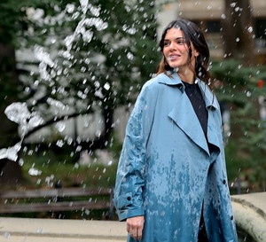 Kendall Jenner udowadnia, że wystarczy torebka w tym kolorze, by nawet w jeansach i T-shircie wyglądać modnie