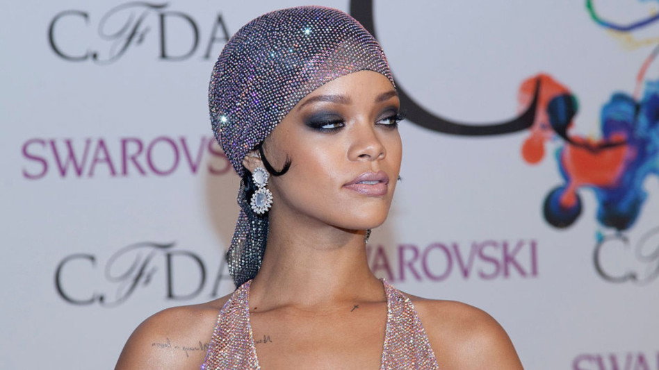 Rihanna w "naked dress" - inspiracji rozświetlacza Fenty Beauty