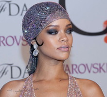 Rihanna w "naked dress" - inspiracji rozświetlacza Fenty Beauty