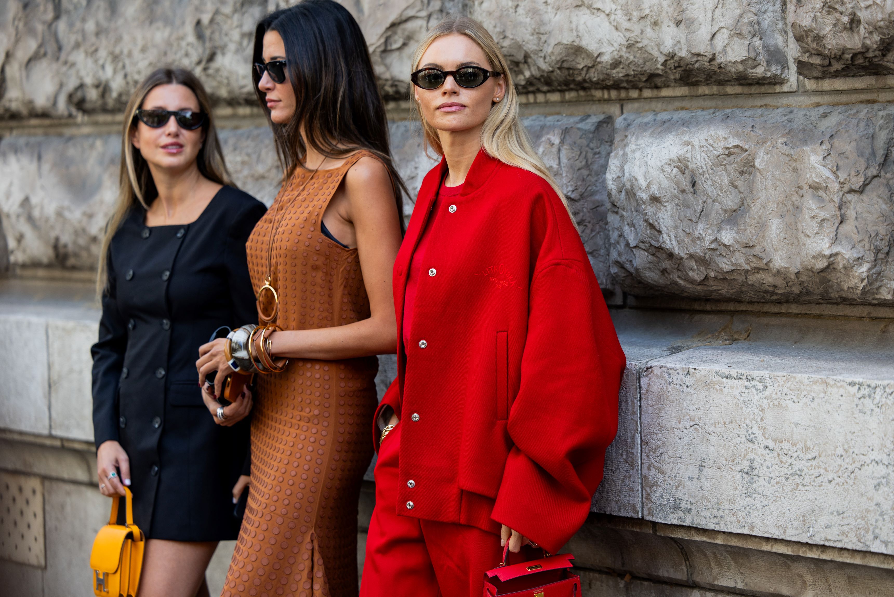 Modne kurtki na wiosnę 2024. Bomberka oversize, skórzana vintage i 3 inne modele, które są teraz totalnie hot!