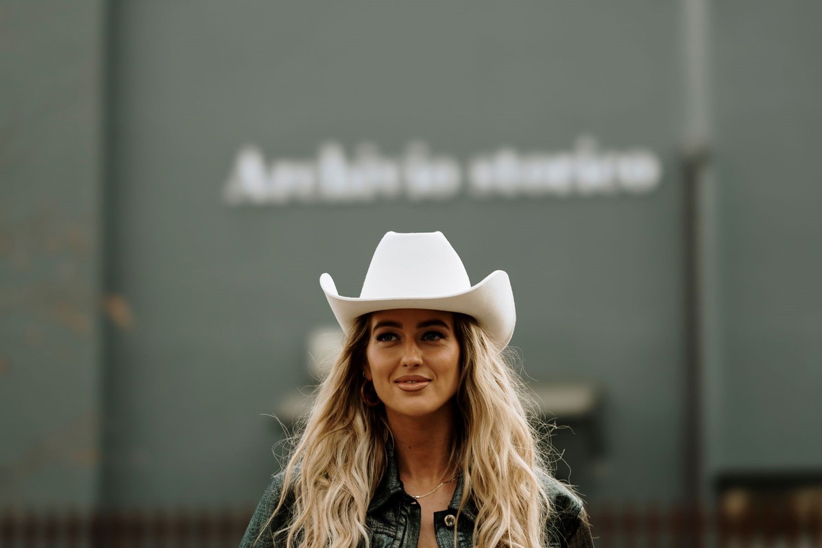 Zarywacie noce dla „Yellowstone”? Pokochacie westerncore! Estetykę cowgirl lansują Beyoncé i Bella Hadid