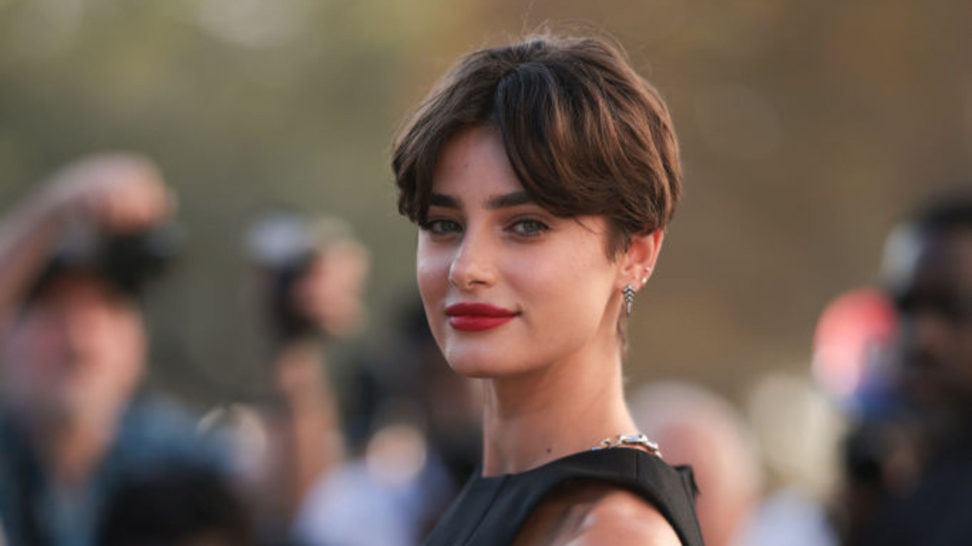 Taylor Hill - czerwone usta w stylu francuskim
