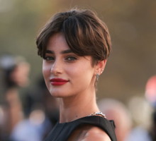 Taylor Hill - czerwone usta w stylu francuskim