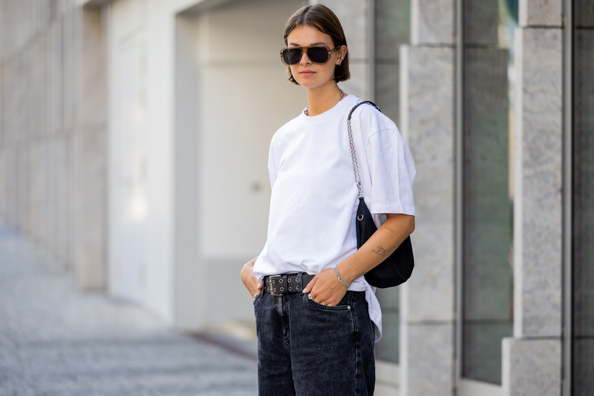 Wszystkie influencerki noszą teraz biały T-shirt w ten sam sposób. Stylizacyjny trik sprawdza się na przełomie sezonów