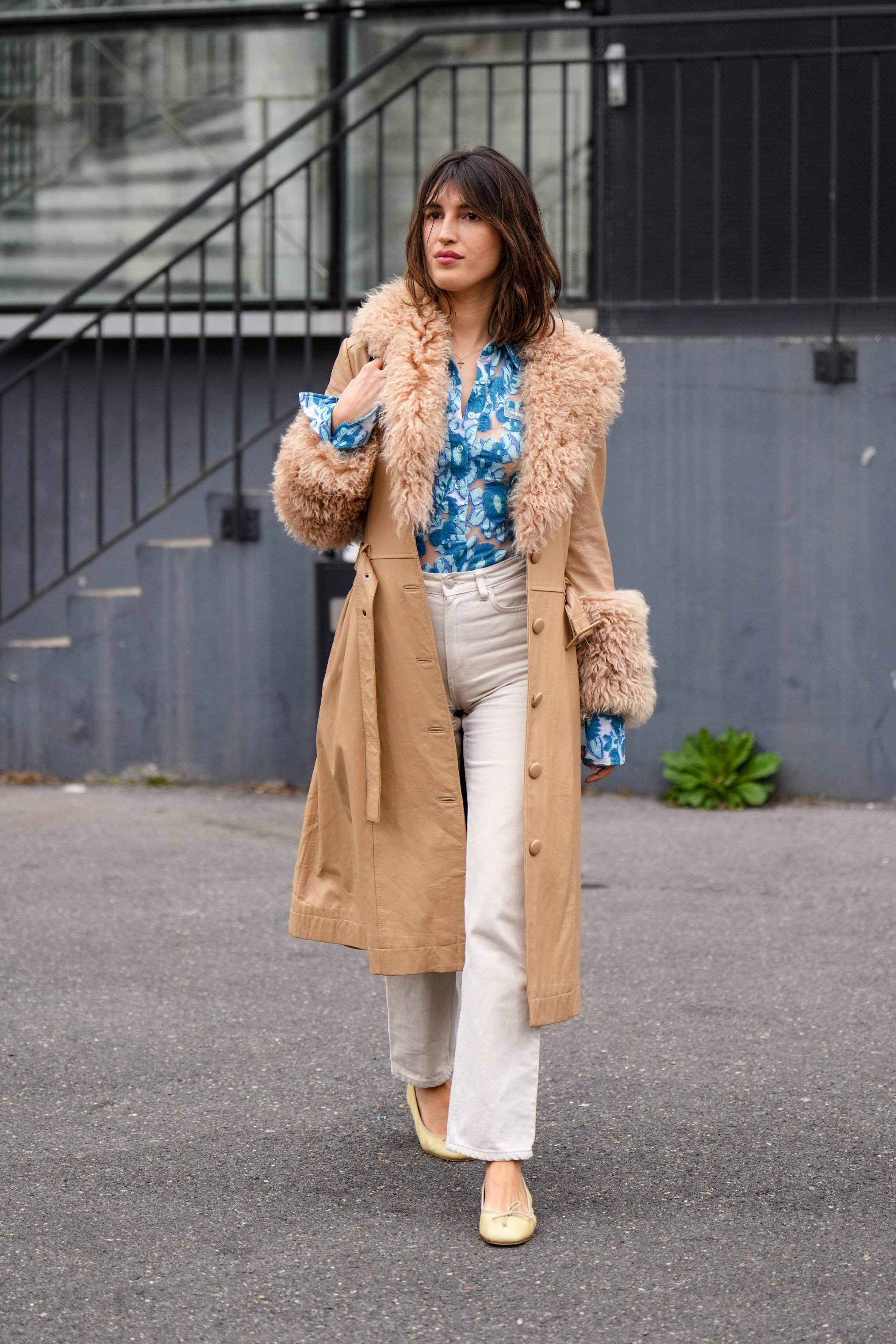 Jakie buty noszą Francuzki do białych jeansów wiosną? 3 wygodne modele, które wpisują się w najświeższe trendy
