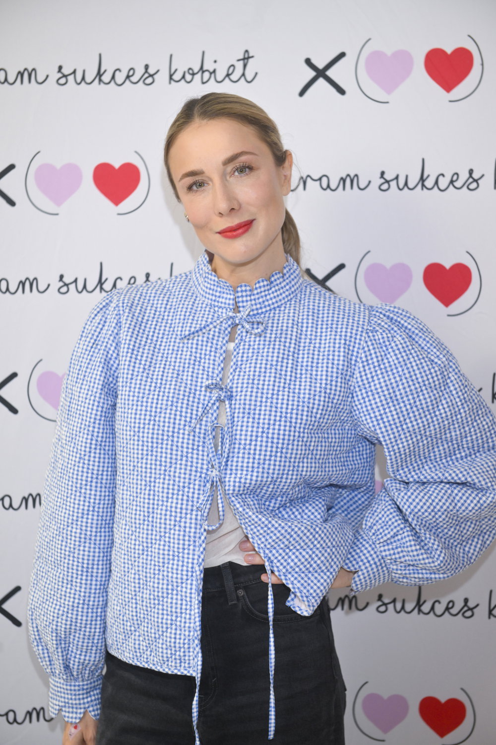 Natalia Klimas w białych jeansach i T-shircie udowadnia, że to dodatki robią look! Jeden z nich, choć niepozorny, to ostatnia obsesja dziewczyn z branży mody