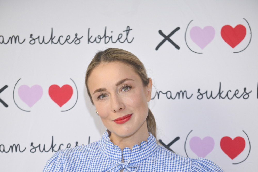 Natalia Klimas w białych jeansach i T-shircie udowadnia, że to dodatki robią look! Jeden z nich, choć niepozorny, to ostatnia obsesja dziewczyn z branży mody