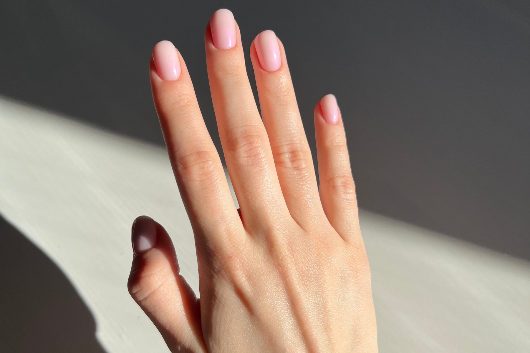 Minimalistyczne paznokcie: balletcore nails