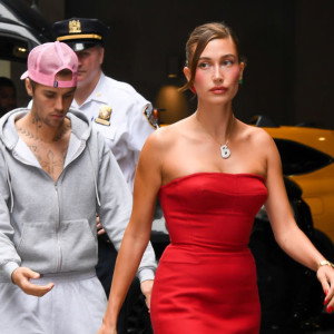 Hailey w szpilkach, Justin w dresie