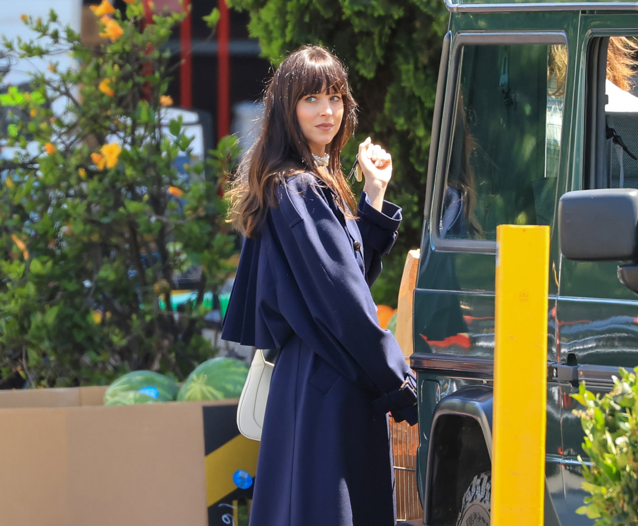 Te 3 sukienki na lato są teraz najmodniejsze. Jedną z nich już nosi Dakota Johnson i wygląda olśniewająco!