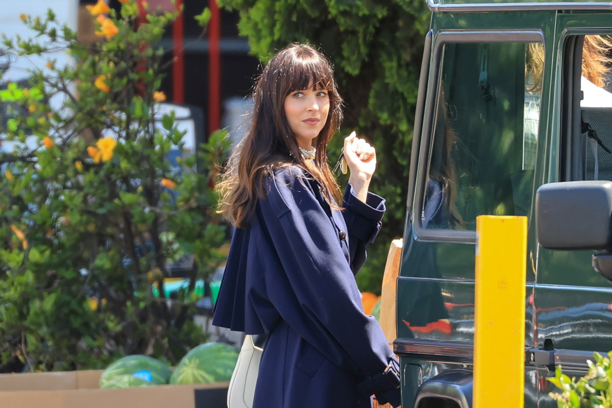 Te 3 sukienki na lato są teraz najmodniejsze. Jedną z nich już nosi Dakota Johnson i wygląda olśniewająco!