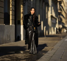 Mob-Wife Style to zdecydowana odpowiedź TikToka na quiet luxury. Najbardziej kontrowersyjny trend tej zimy pokochała Dua Lipa