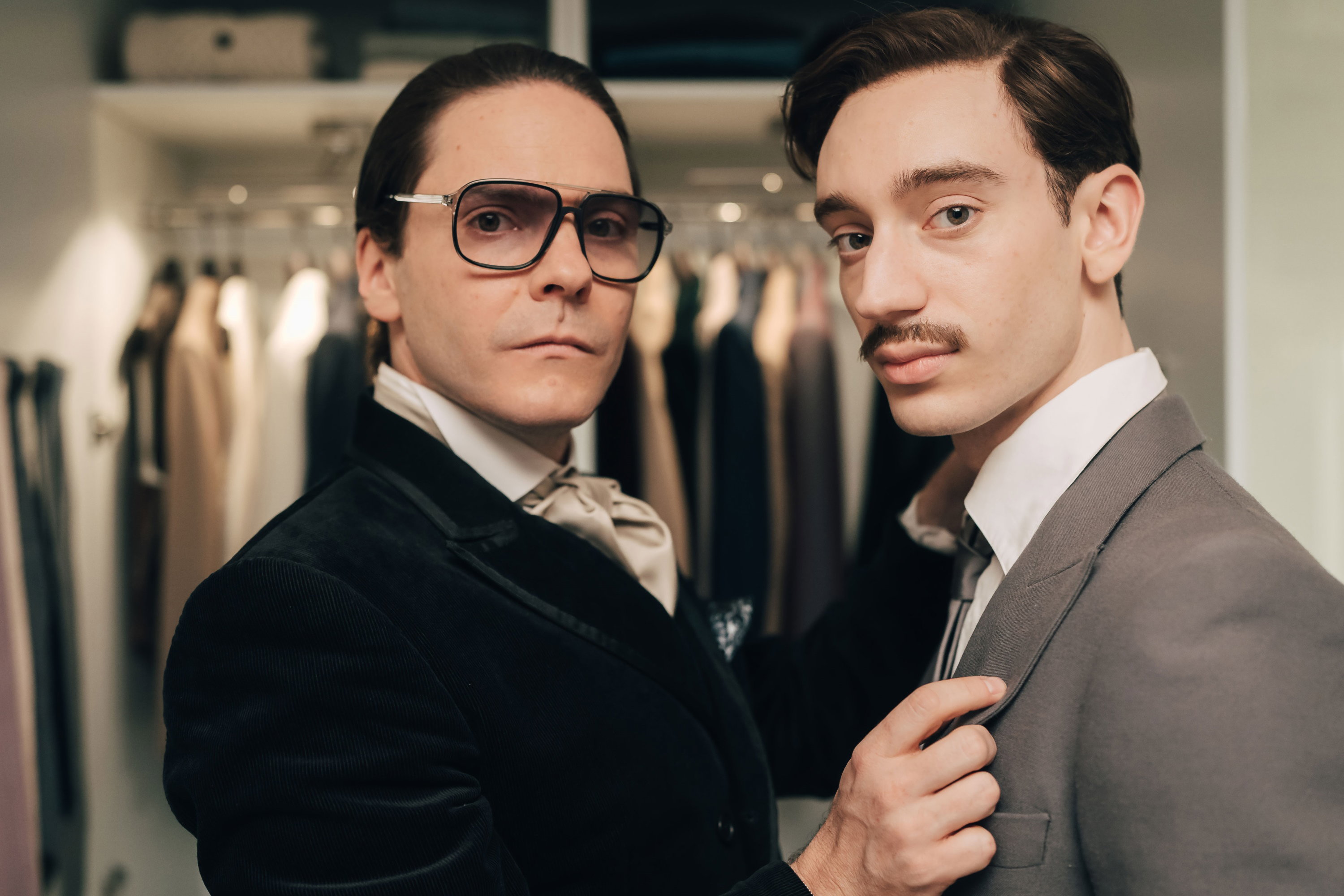 Kultura na weekend: Serial „Becoming Karl Lagerfeld” odsłania to, co legendarny projektant wolałby ukryć. To m.in. nietypowa historia miłosna