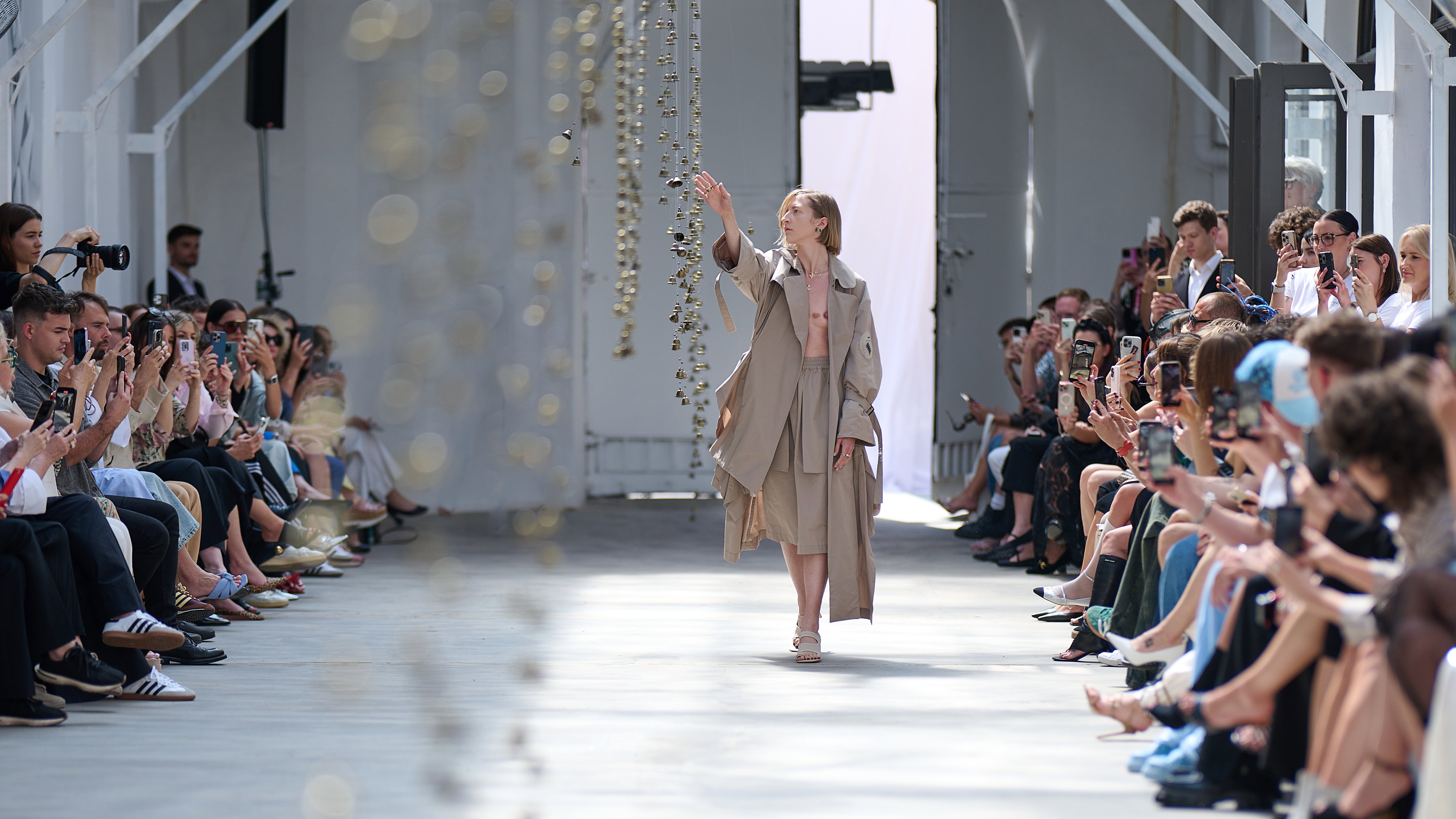 Lara Gessler w roli modelki! Otworzyła pokaz kolekcji MMC Resort 2025 [relacja]