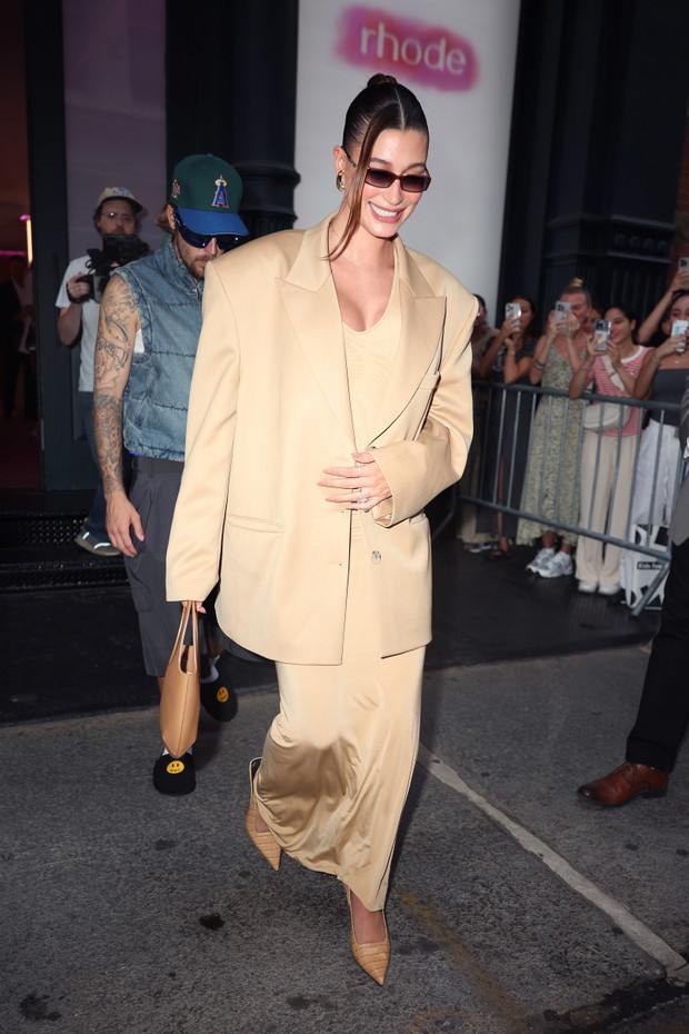 Hailey Bieber na otwarciu pop-up store Rhode w Nowym Jorku