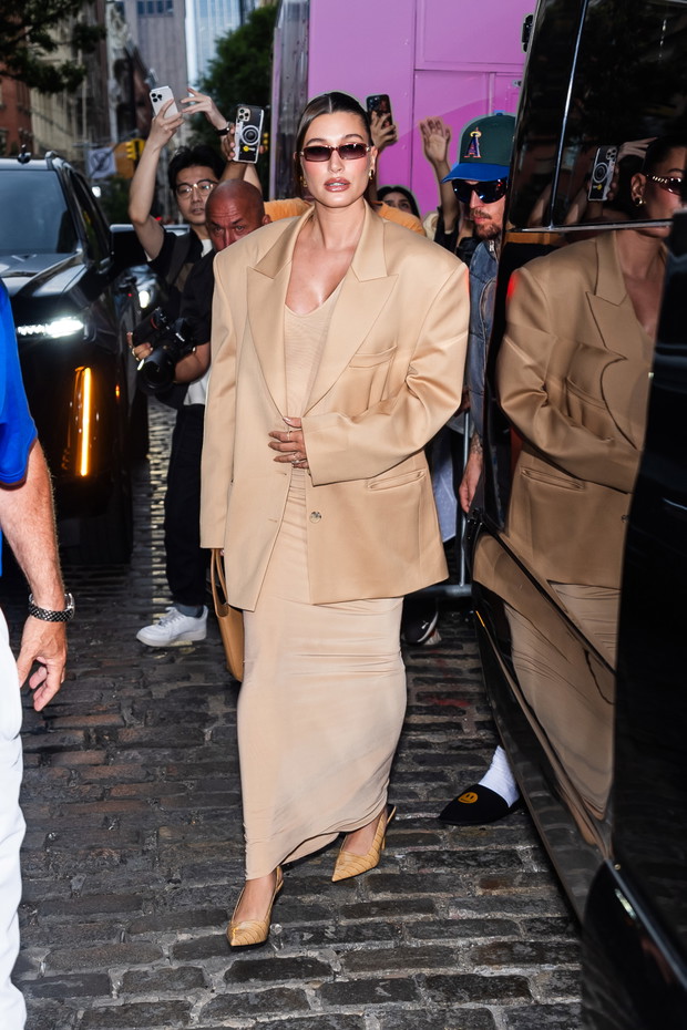 Hailey Bieber w beżowym total looku