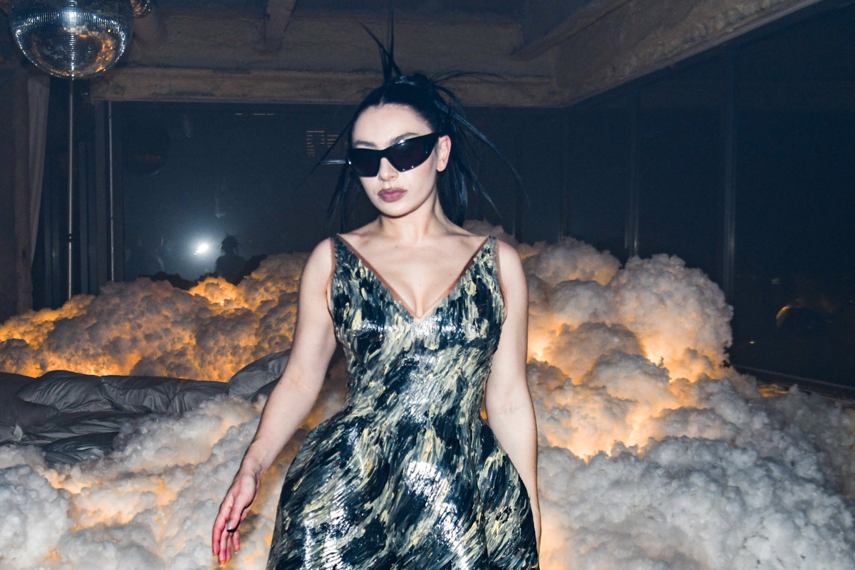 Brat summer to nie tylko najgłośniejszy trend tego lata, ale i stan umysłu. Co kryje się za wiralowym hasłem wylansowanym przez Charli XCX?