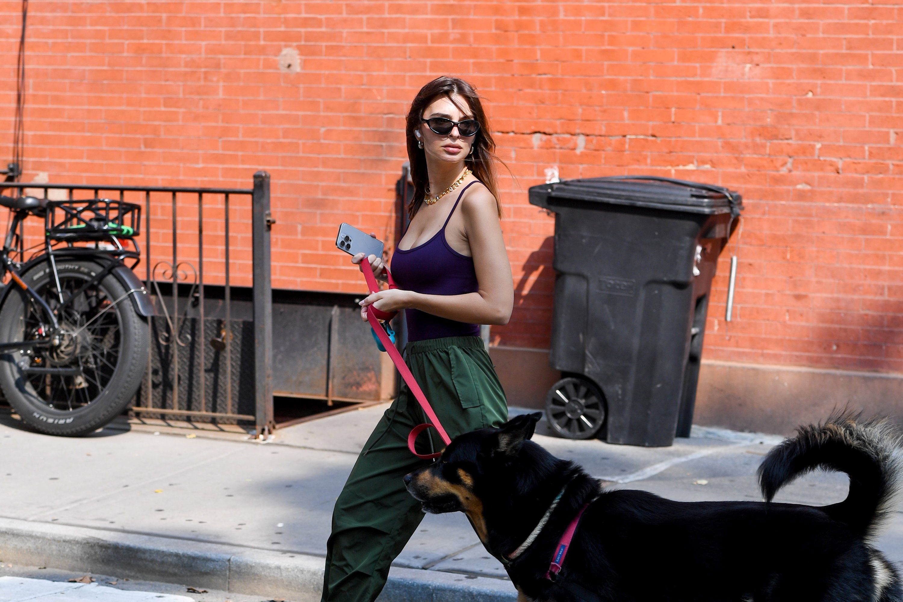 Twoje sportowe buty są już niemodne. Najmodniejsze sneakersy na jesień 2024 lansuje Emily Ratajkowski