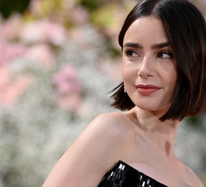 Modne fryzury na jesień 2024 w stylu Lily Collins