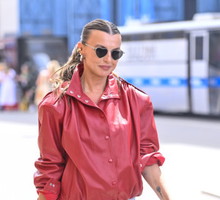 Kasia Sokołowska zachwyca w ulubionej stylizacji Francuzek. Na bazie dwóch ponadczasowych klasyków, które warto mieć w swojej szafie