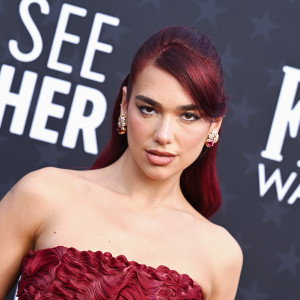 Modne paznokcie 2024: Dua Lipa i cherry cola nails