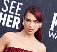 Modne paznokcie 2024: Dua Lipa i cherry cola nails