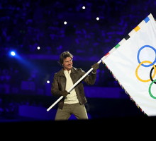 Tom Cruise naprawdę zjechał na linie podczas ceremonii zamknięcia Igrzysk Olimpijskich w Paryżu! Billie Eilish i Snoop Dog też się pojawili