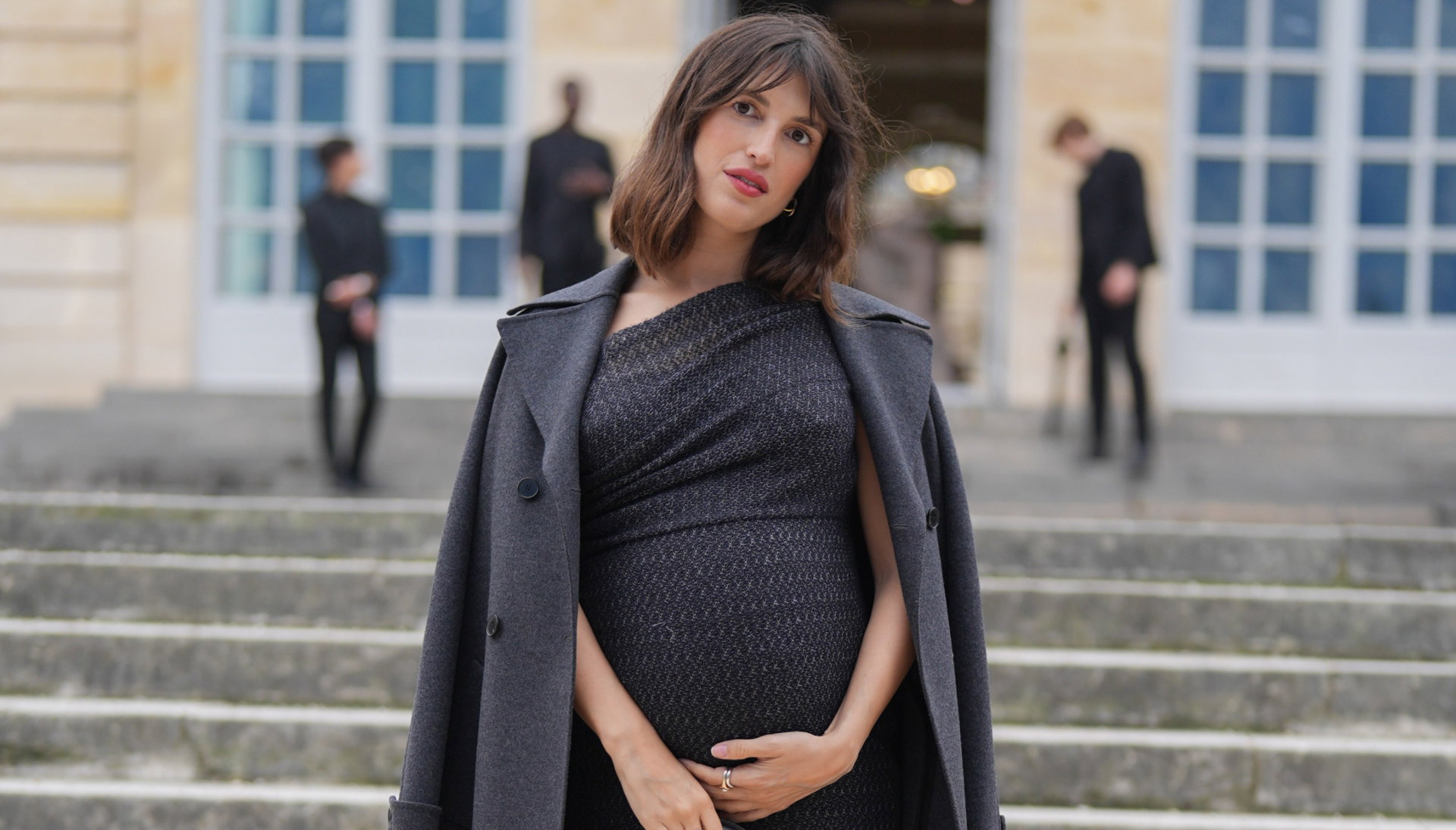 To właśnie te stylizacyjne triki i trendy królują teraz na ulicach Paryża. Trwa Paris Fashion Week SS25