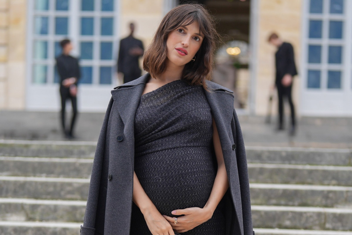 To właśnie te stylizacyjne triki i trendy królują teraz na ulicach Paryża. Trwa Paris Fashion Week SS25