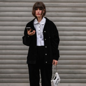 Barn jacket to najmodniejsza kurtka na jesień 2024. Ulubione okrycie brytyjskiej arystokracji w szafie ma już Bella Hadid