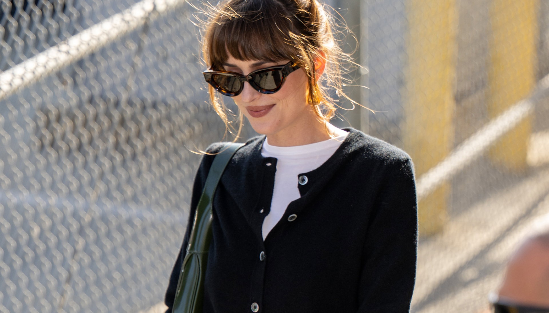 Jak modnie stylizować kardigan na jesień 2024. Dakota Johnson stawia na zestaw idealny na co dzień!